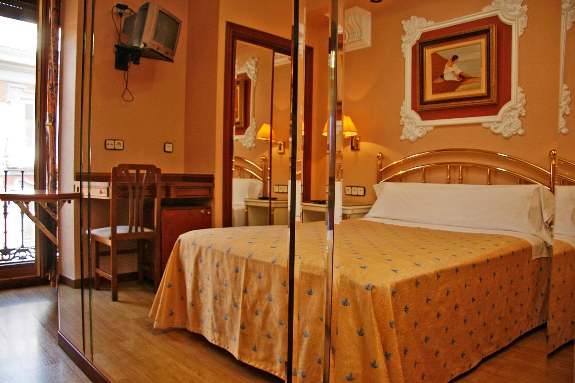 Hostal Victoria III Madrid Eksteriør billede