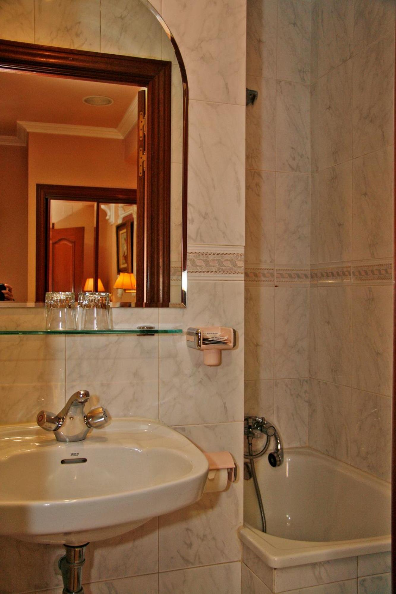 Hostal Victoria III Madrid Eksteriør billede