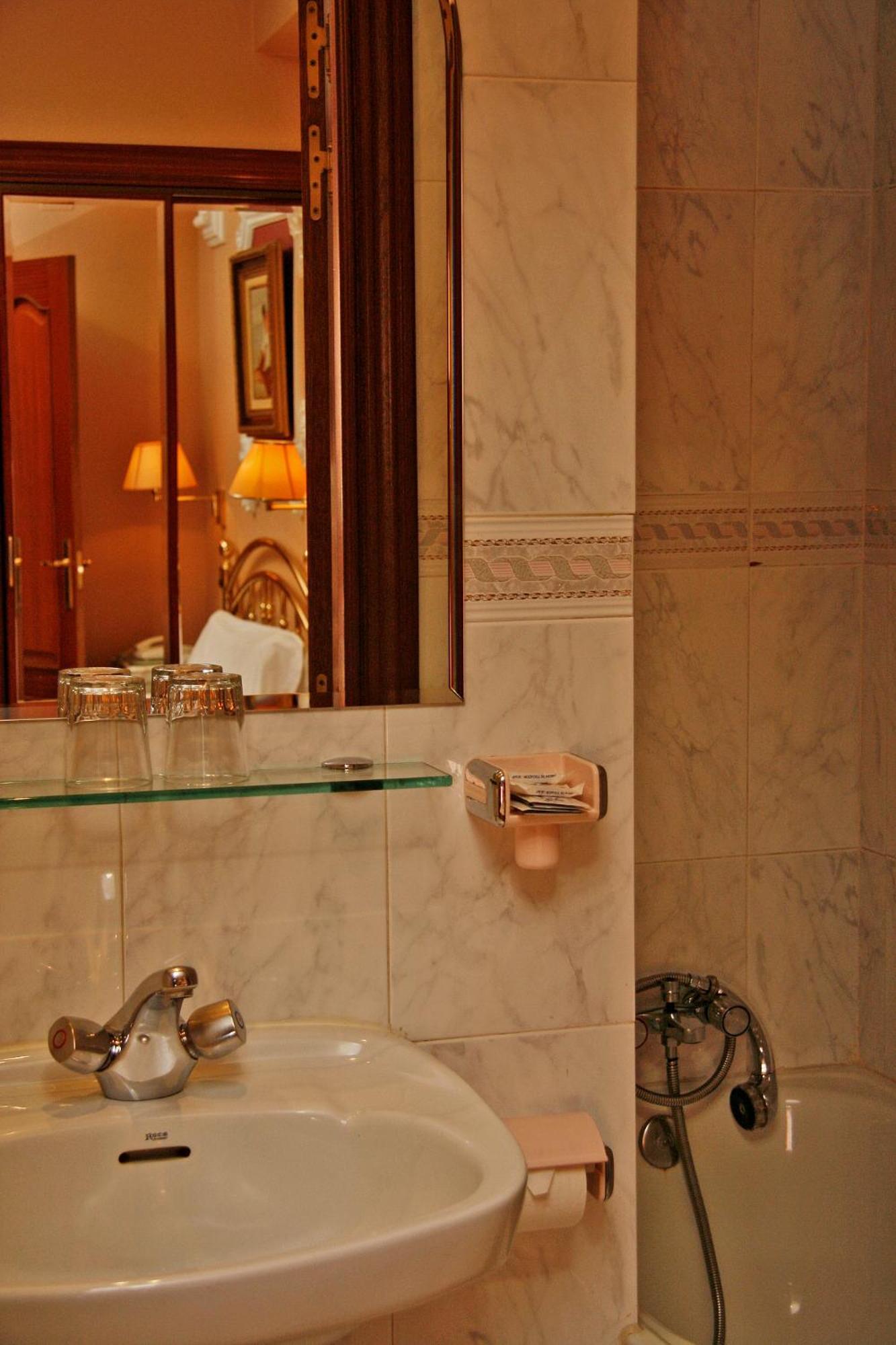 Hostal Victoria III Madrid Eksteriør billede