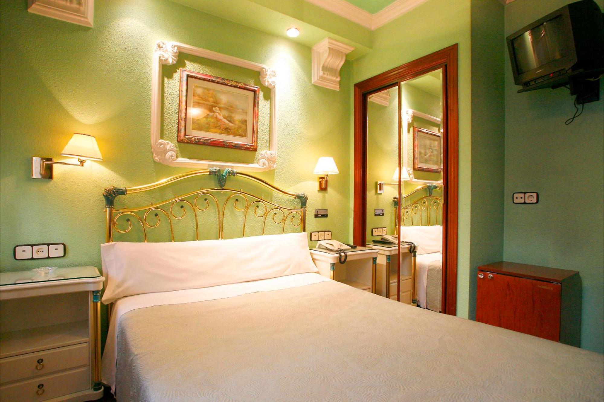 Hostal Victoria III Madrid Eksteriør billede