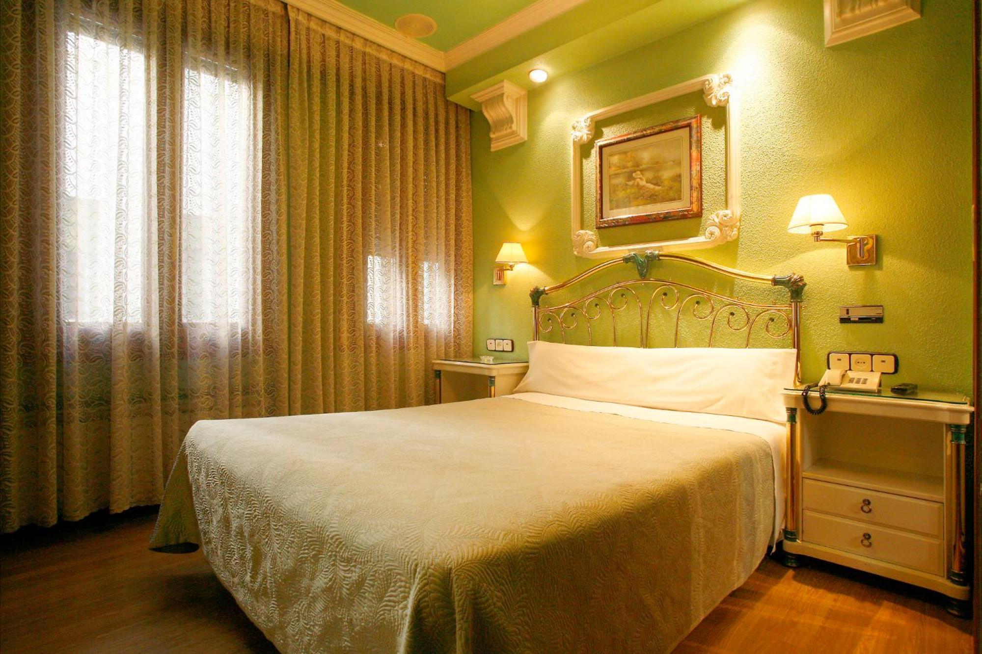 Hostal Victoria III Madrid Eksteriør billede