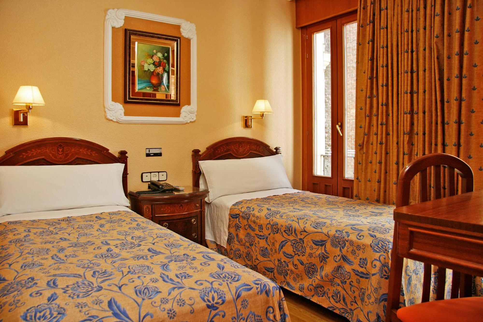 Hostal Victoria III Madrid Eksteriør billede