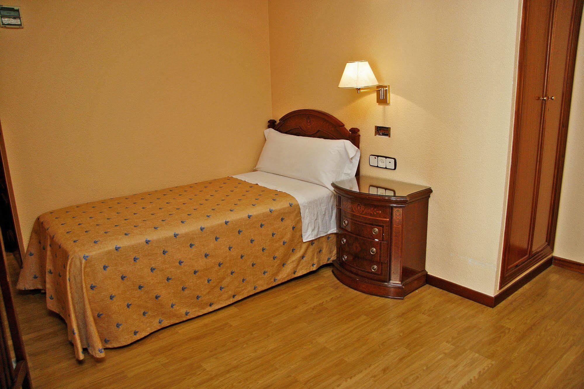 Hostal Victoria III Madrid Eksteriør billede