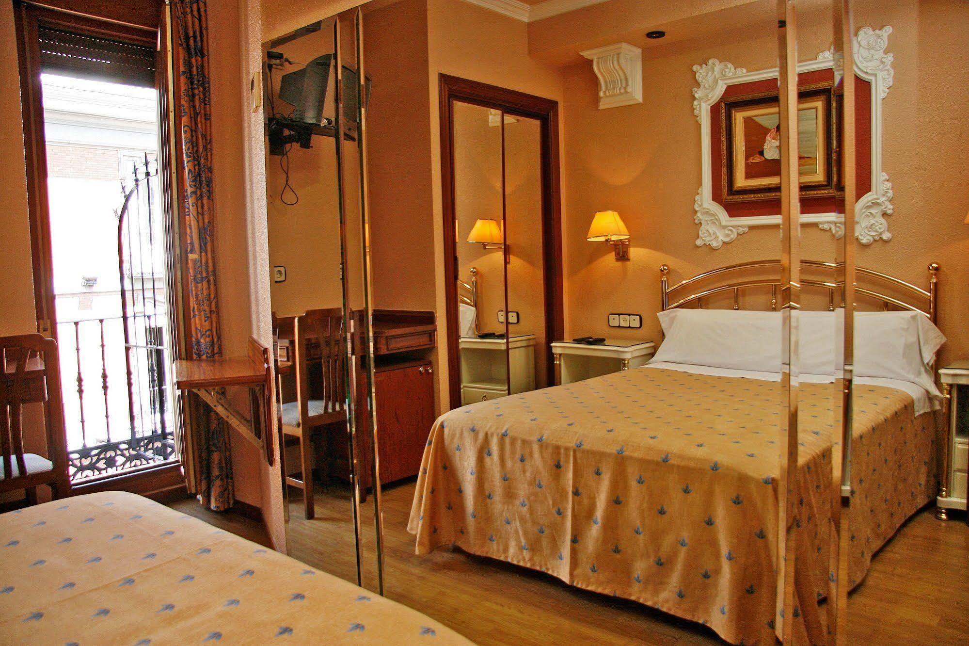 Hostal Victoria III Madrid Eksteriør billede