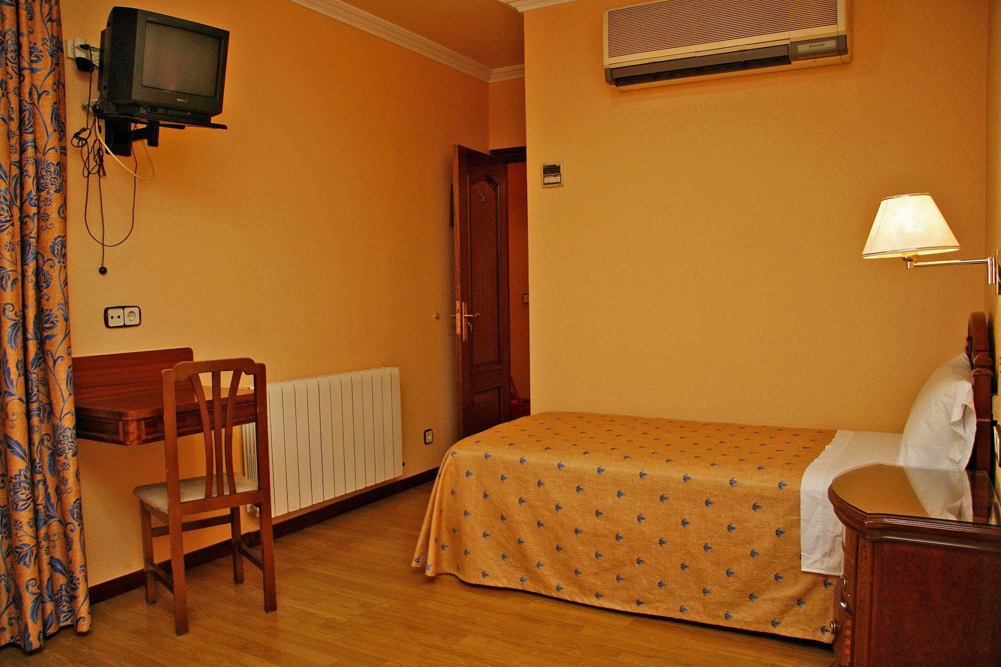 Hostal Victoria III Madrid Eksteriør billede