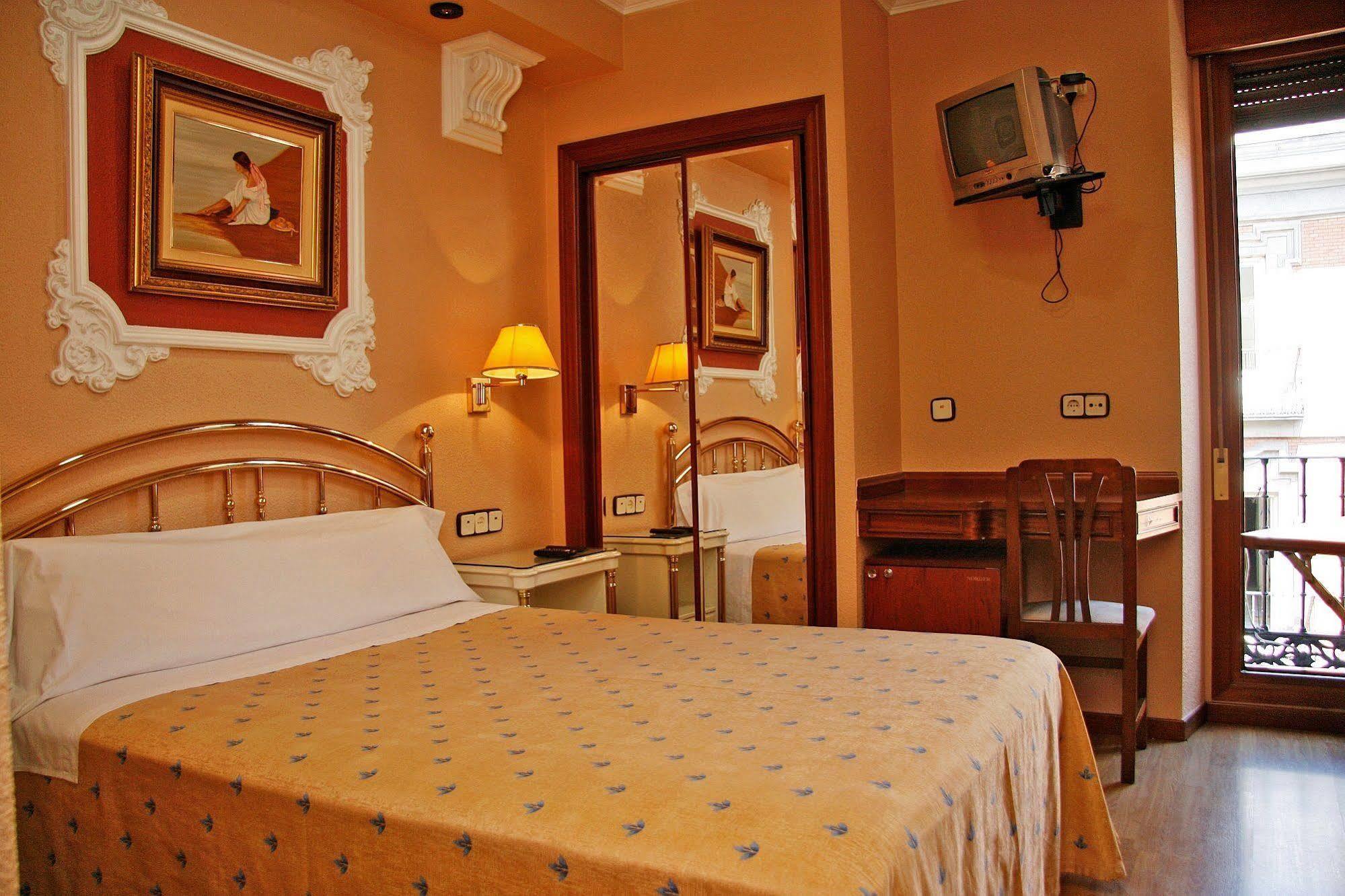 Hostal Victoria III Madrid Eksteriør billede