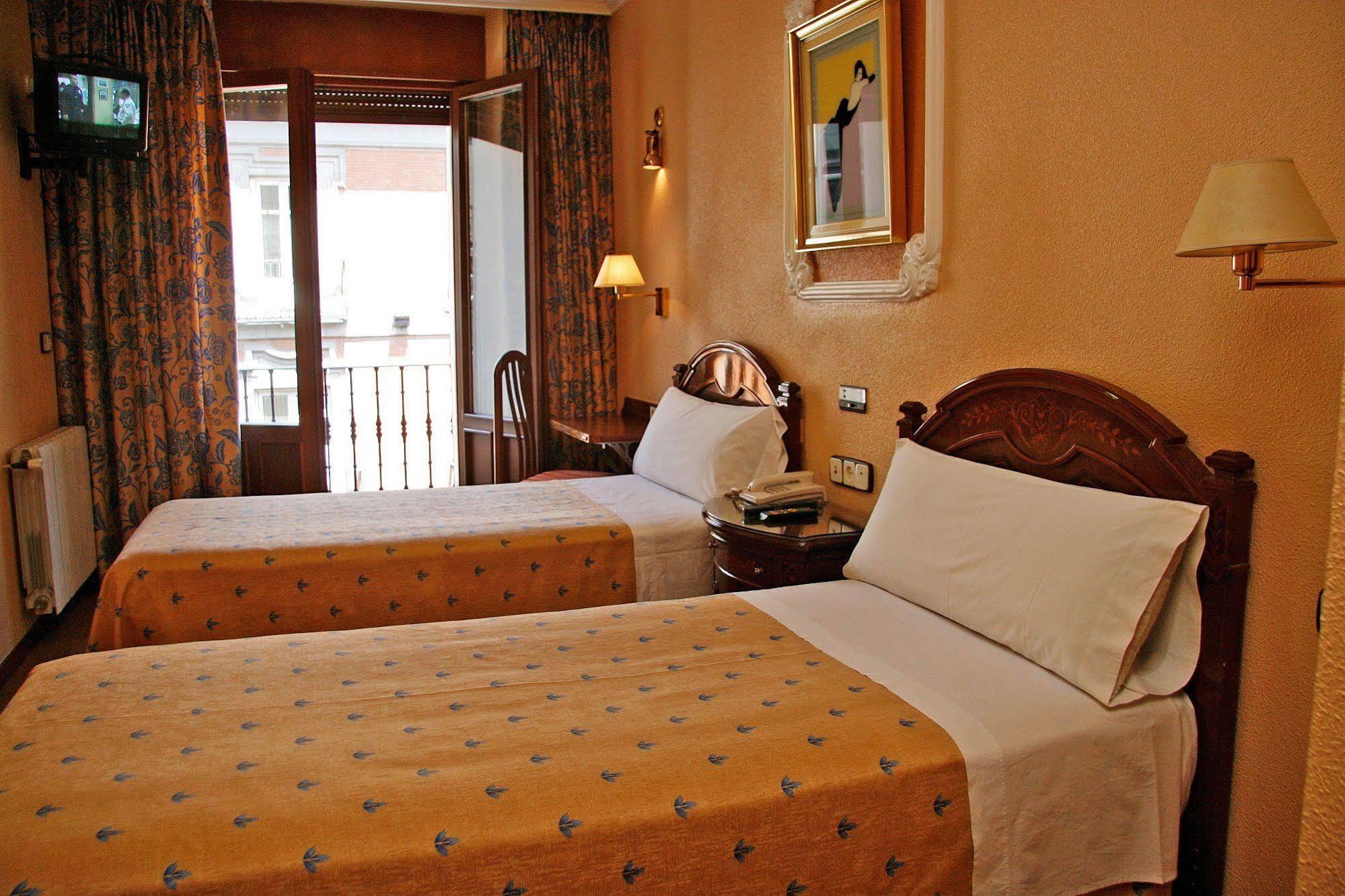 Hostal Victoria III Madrid Eksteriør billede