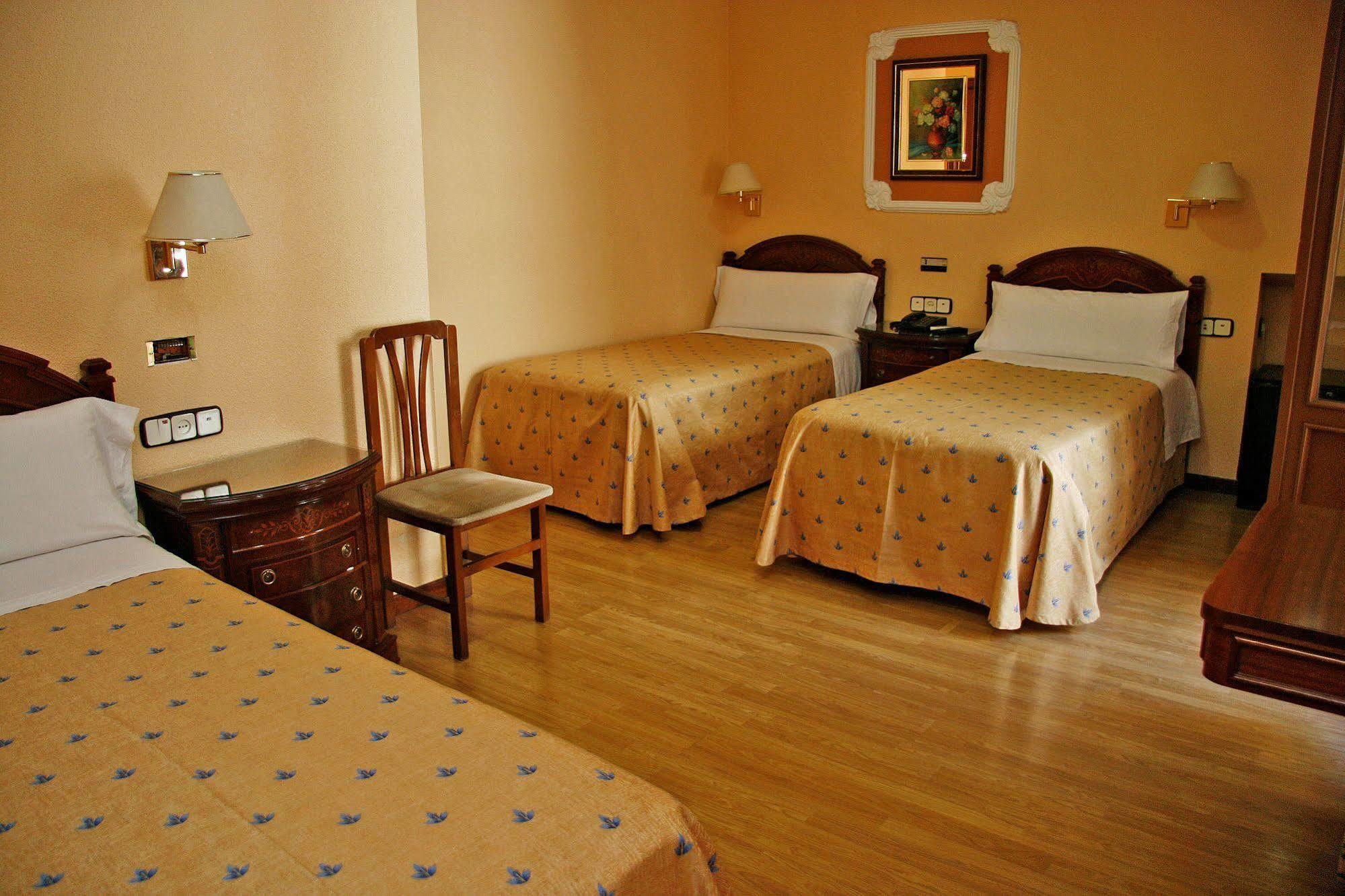 Hostal Victoria III Madrid Eksteriør billede