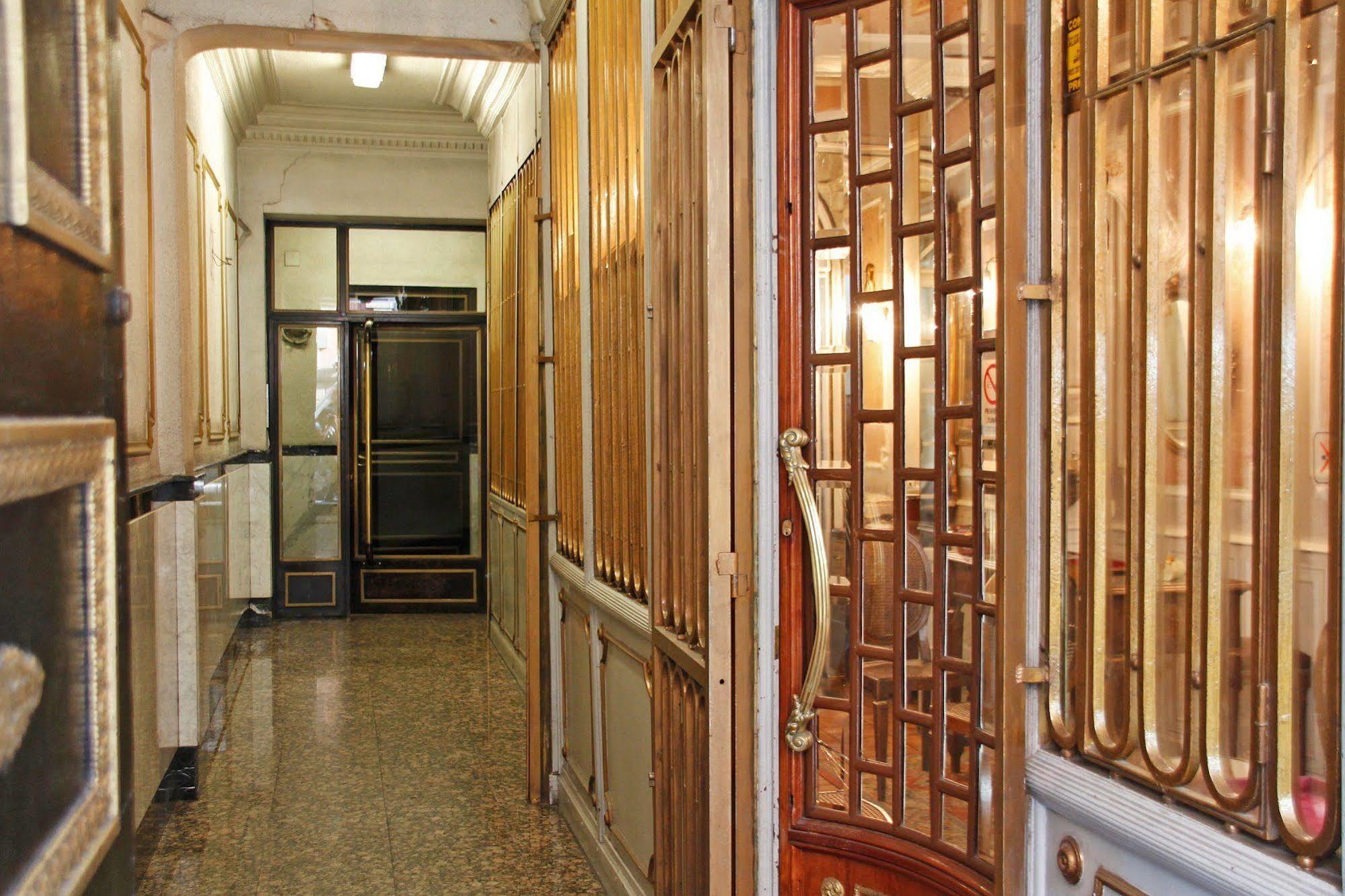 Hostal Victoria III Madrid Eksteriør billede