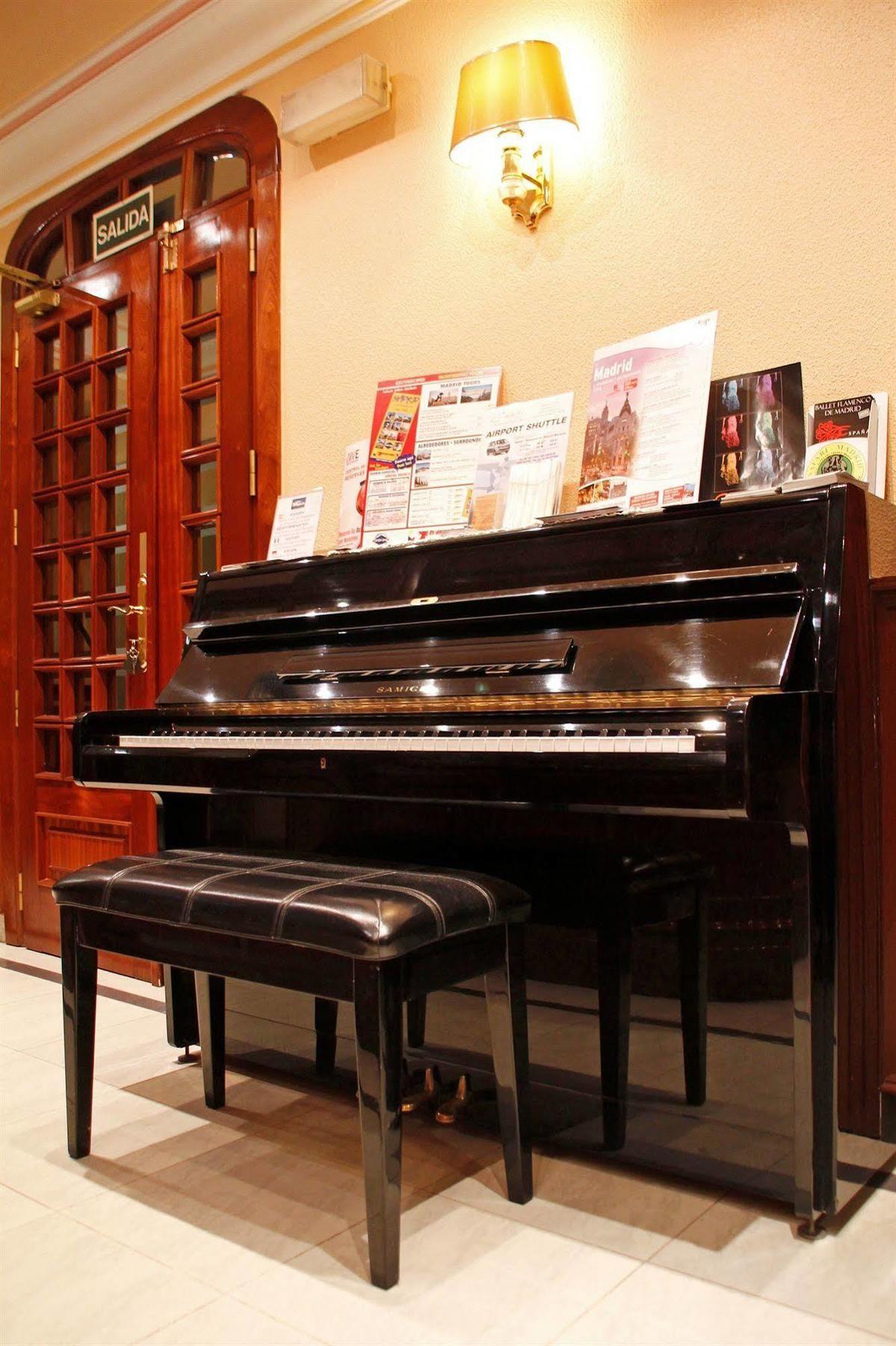 Hostal Victoria III Madrid Eksteriør billede